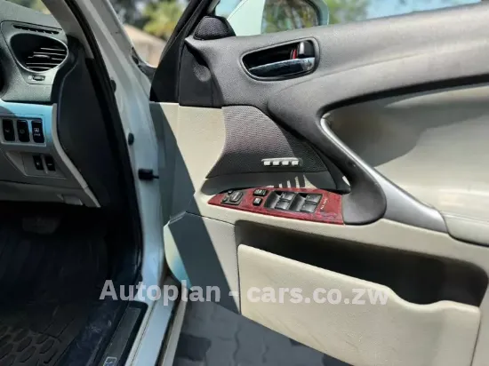 Picture of Nissan UD70 2012